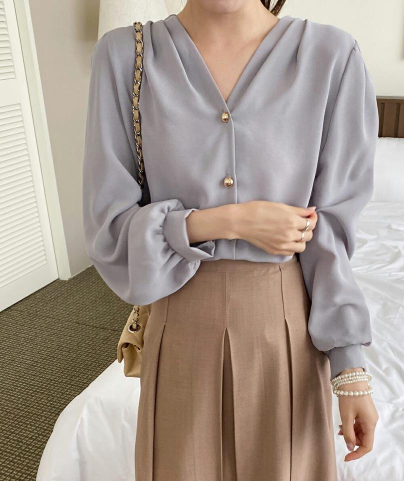 Vネックゴールドボタンブラウス・t72865 レディース 【bl】ブラウス トップス 長袖 単色 無地 シンプル ベーシック オフィスカジュアル パフスリーブ Vネック 鎖骨 デコルテ パステル 春 秋 水色 灰色 韓国ファッション HIHOLLI