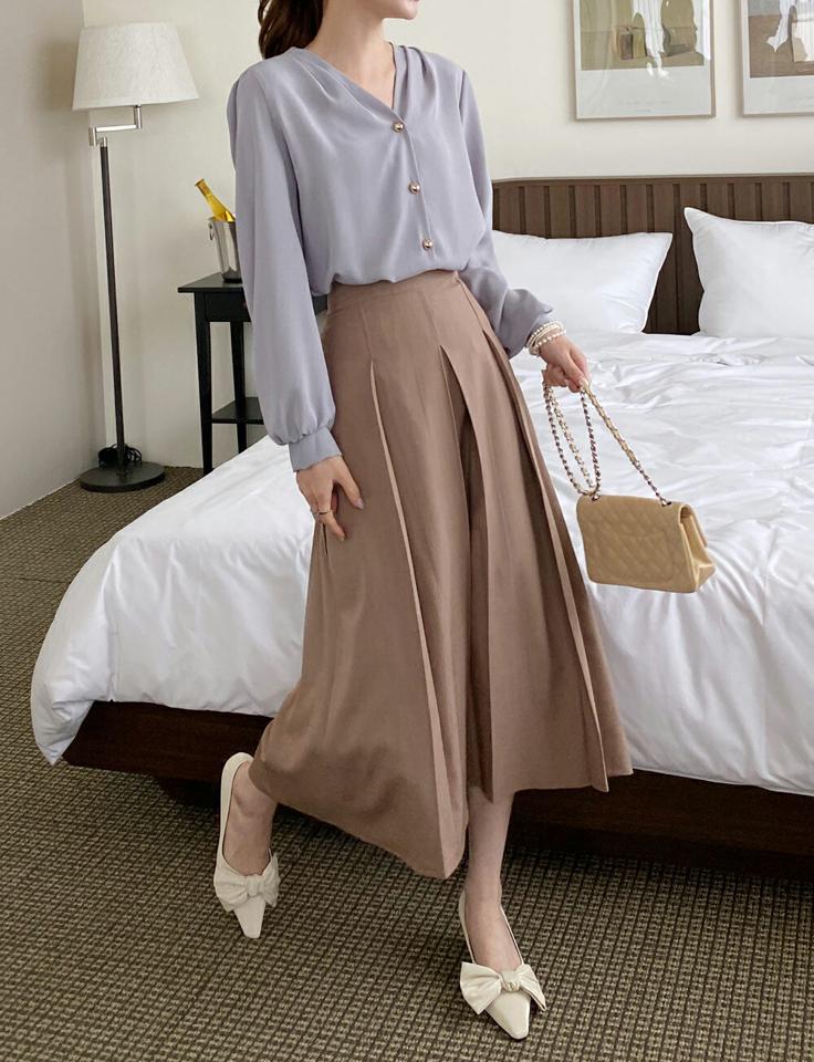 Vネックゴールドボタンブラウス・t72865 レディース 【bl】ブラウス トップス 長袖 単色 無地 シンプル ベーシック オフィスカジュアル パフスリーブ Vネック 鎖骨 デコルテ パステル 春 秋 水色 灰色 韓国ファッション HIHOLLI