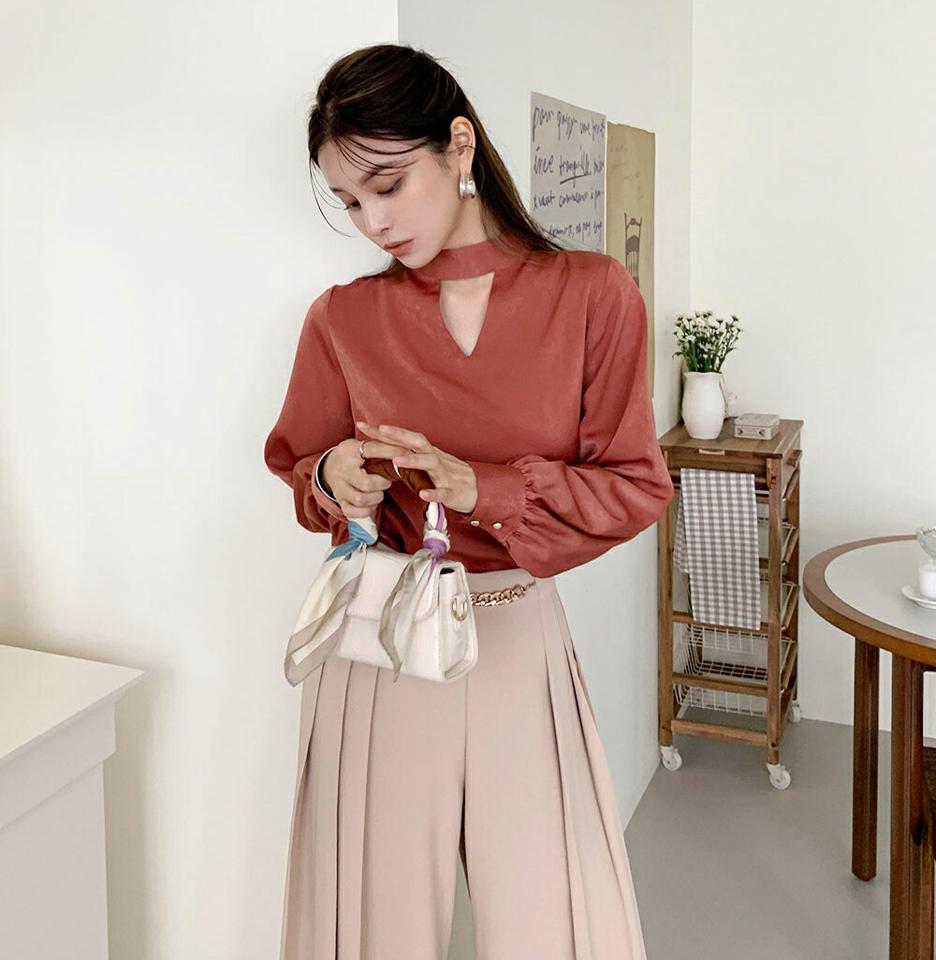 スリットハーフネックブラウス・b72831 レディース 【bl】ブラウス トップス 長袖 ハーフネック カットアウト 単色 無地 シンプル ユニーク 鎖骨 デコルテ 秋 冬 フェミニン 大人 かわいい 可愛い 赤 オレンジ 韓国ファッション ハイホリHIHOLLI