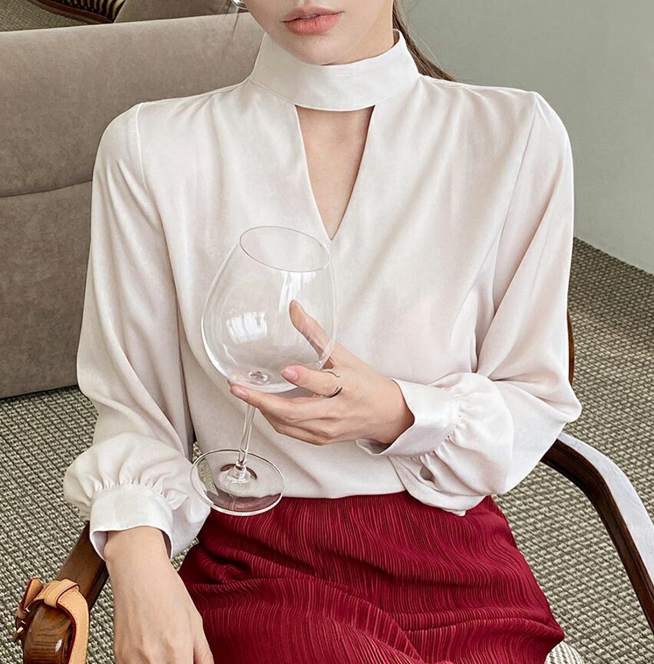 スリットハーフネックブラウス・b72831 レディース 【bl】ブラウス トップス 長袖 ハーフネック カットアウト 単色 無地 シンプル ユニーク 鎖骨 デコルテ 秋 冬 フェミニン 大人 かわいい 可愛い 赤 オレンジ 韓国ファッション ハイホリHIHOLLI