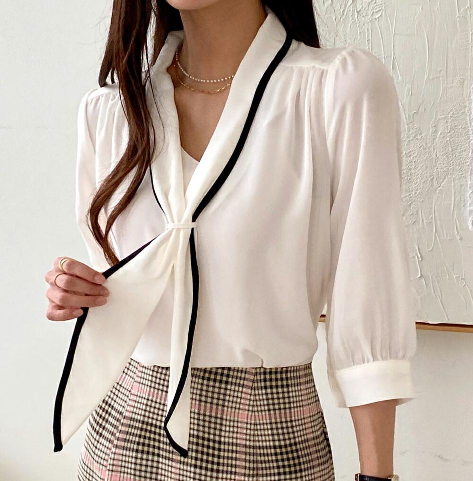 配色ボウタイパフブラウス・t01011 レディース 【bl】ブラウス トップス 七分袖 7分袖 配色 柄 模様 ライン ボウタイ パフ袖 ギャザー Vネック オフィスカジュアル モノトーン 春 秋 フェミニン 大人 白 黒 韓国ファッション ハイホリHIHOLLI