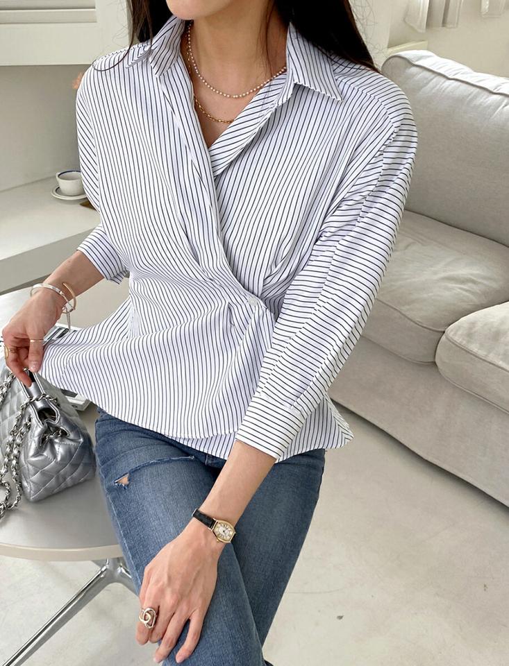 ストライプボタンラップシャツ・t01012 レディース 【bl】ブラウス トップス 7分袖 七分袖 柄 模様 ストライプ 襟 えり ラップ ラグラン カフスタック Vネック 鎖骨 デコルテ モノトーン ヘム 春 夏 大人 黒 韓国ファッション ハイホリHIHOLLI