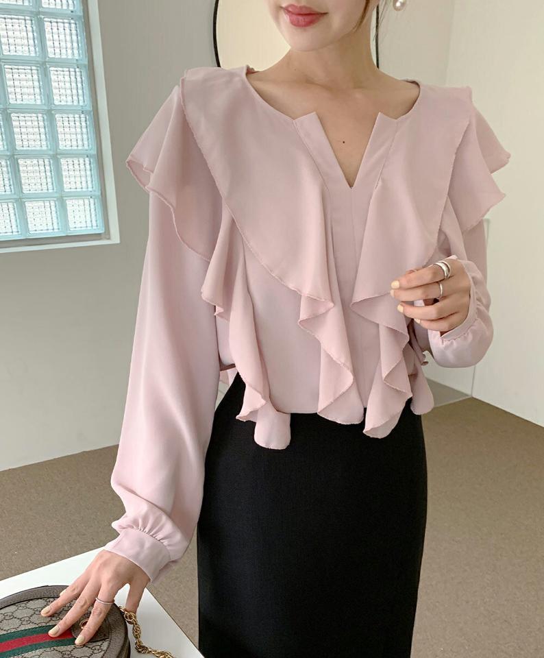 スリットネックラッフルブラウス・b68413 レディース 【bl】トップス ブラウス 長袖 ラッフル フリル スリットネック 単色 無地 シンプル フェミニン 大人 かわいい 体型カバー オフィスカジュアル 上品 きれいめ 春 秋 韓国ファッション