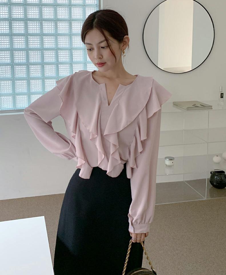 スリットネックラッフルブラウス・b68413 レディース 【bl】トップス ブラウス 長袖 ラッフル フリル スリットネック 単色 無地 シンプル フェミニン 大人 かわいい 体型カバー オフィスカジュアル 上品 きれいめ 春 秋 韓国ファッション