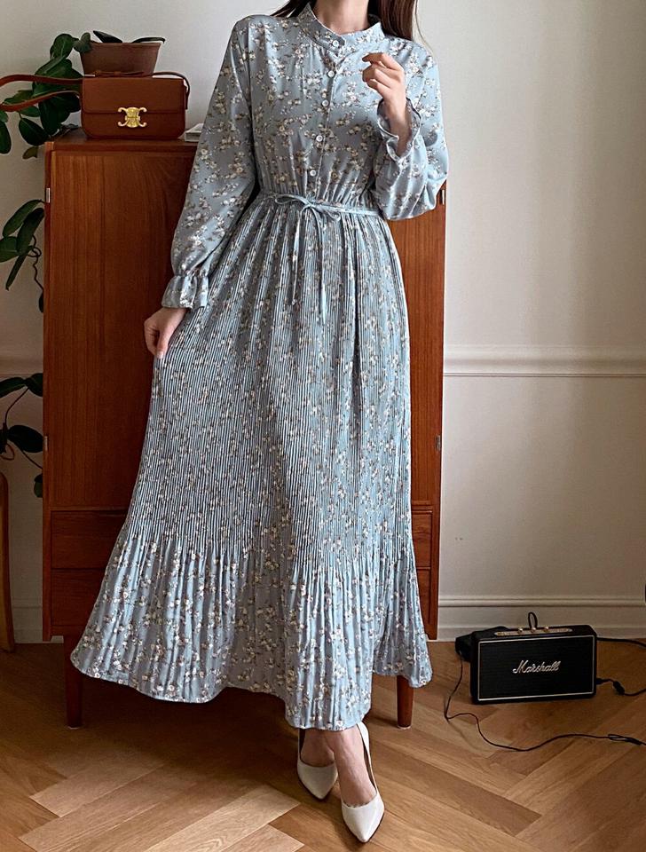 ストラップ付花柄プリーツワンピース・t67104 レディース 【ops】ワンピース ロング丈 プリーツ 花柄 ベルスリーブ フェミニン レトロ かわいい 可愛い 水色 Aライン スタンドカラー ウエストマーク ストラップ 春 秋 人気 韓国ファッション