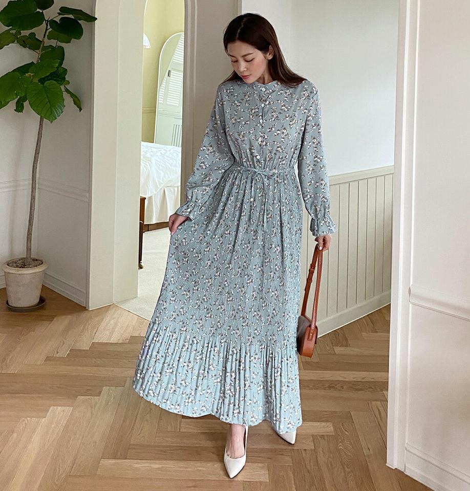 ストラップ付花柄プリーツワンピース・t67104 レディース 【ops】ワンピース ロング丈 プリーツ 花柄 ベルスリーブ フェミニン レトロ かわいい 可愛い 水色 Aライン スタンドカラー ウエストマーク ストラップ 春 秋 人気 韓国ファッション