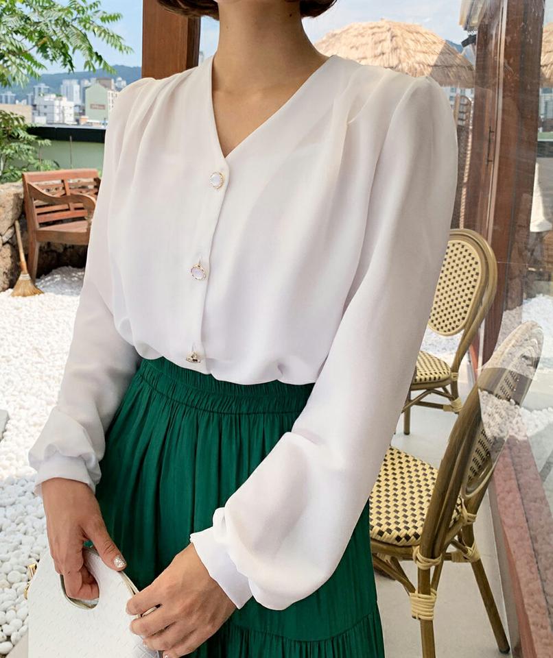 Vネックタックボタンブラウス・t67554 レディース 【bl】トップス ブラウス 長袖 Vネック 単色 無地 シンプル 大人 きれいめ オフィスカジュアル グロッシー ツヤ 光沢 茶色 春 秋 韓国ファッション