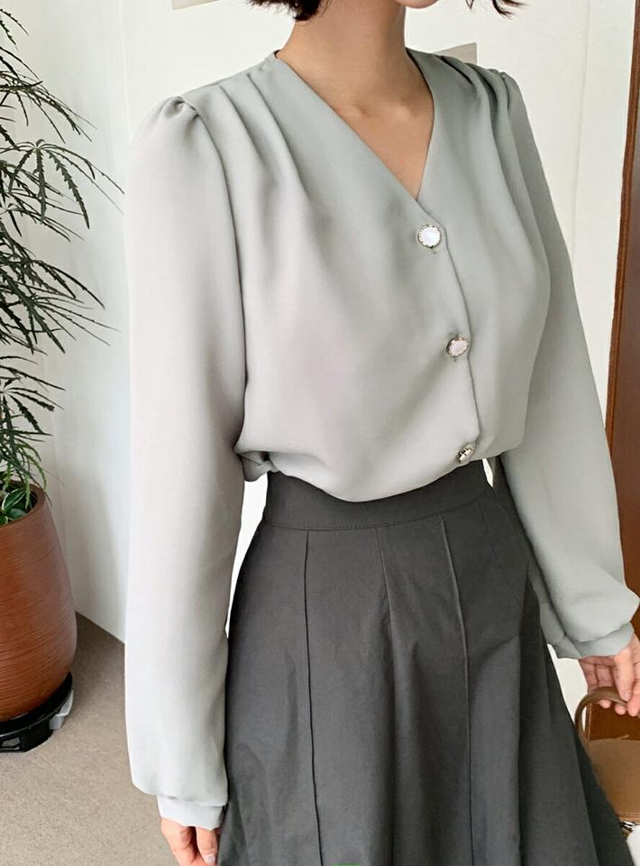 Vネックタックボタンブラウス・t67554 レディース 【bl】トップス ブラウス 長袖 Vネック 単色 無地 シンプル 大人 きれいめ オフィスカジュアル グロッシー ツヤ 光沢 茶色 春 秋 韓国ファッション