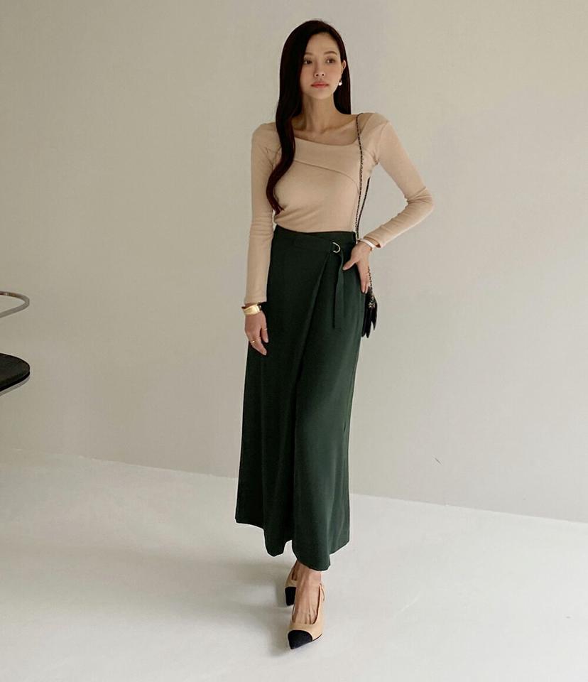 アシメVネックTシャツ・t72568 レディース 【tops】トップス Tシャツ 単色 無地 シンプル ベーシック ユニーク 長袖 パステル Vネック 鎖骨 デコルテ タイト 細身 スリム クロップド丈 前後着用 秋 冬 ベージュ 韓国ファッション ハイホリHIHOLLI