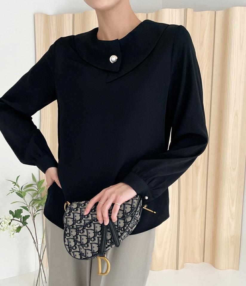 フェイクパールアシメカラーブラウス・b72572 レディース 【bl】ブラウス トップス 長袖 襟 襟コン ぼたん ボタン フェイクパール パフ袖 パール調 オフィスカジュアル 秋 冬 フェミニン 上品 高級感 韓国ファッション HIHOLLI