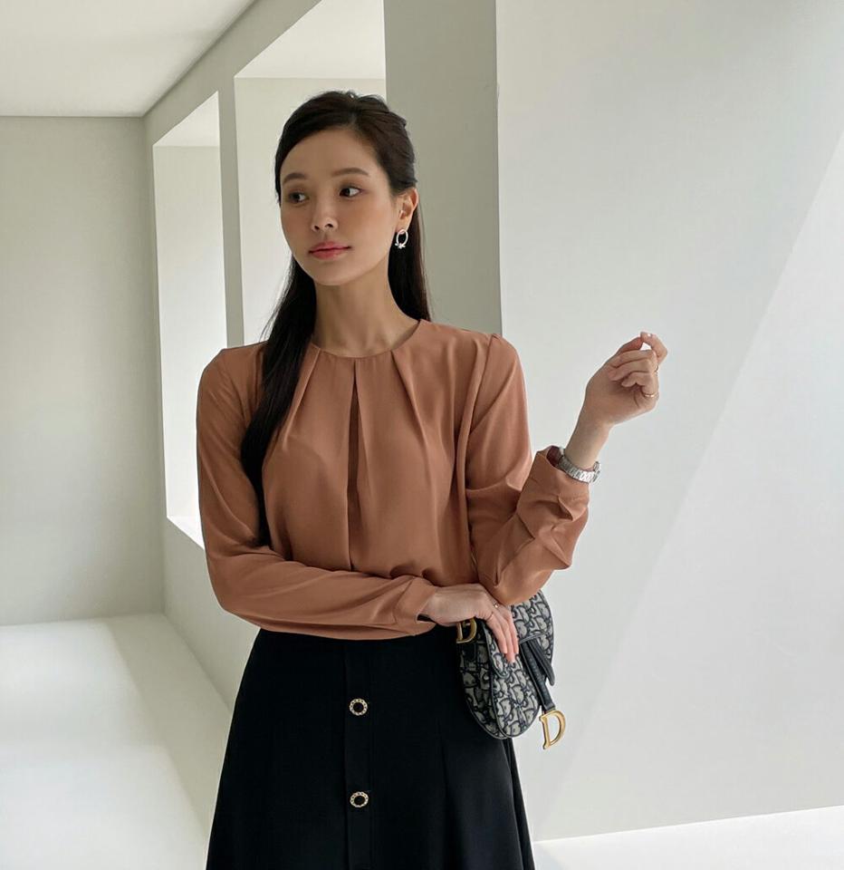 ラウンドネックタックブラウス・b72573 レディース 【bl】ブラウス トップス 長袖 単色 無地 シンプル ベーシック オフィスカジュアル タック ラウンドネック 春 秋 フェミニン 大人 きれいめ パステル 水色 韓国ファッション HIHOLLI