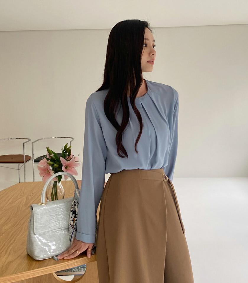 ラウンドネックタックブラウス・b72573 レディース 【bl】ブラウス トップス 長袖 単色 無地 シンプル ベーシック オフィスカジュアル タック ラウンドネック 春 秋 フェミニン 大人 きれいめ パステル 水色 韓国ファッション HIHOLLI