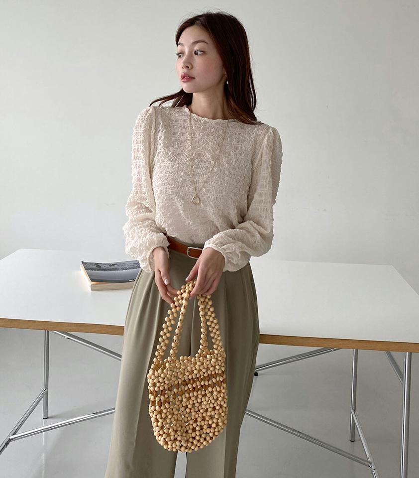 バックリボンクリンクルブラウス・t01625 レディース 【bl】トップス ブラウス 長袖 エンボス クリンクル ぽこぽこ ラウンドネック ユニーク シンプル フェミニン 大人 きれいめ パフスリーブ 透け感 シアー シースルー 春 秋 韓国ファッション 人気