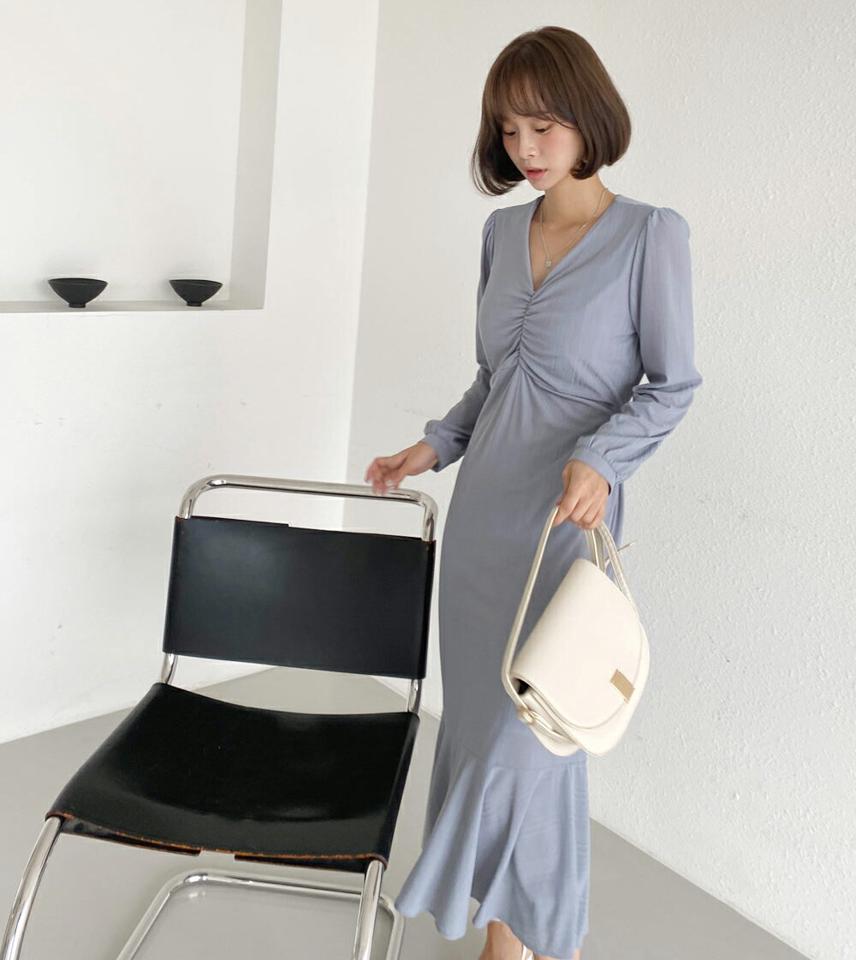 ギャザーVネックワンピース・t01635 レディース 【ops】ワンピース ロング丈 長袖 マーメイド Vネック ギャザー フェミニン くしゅくしゅ きれいめ 上品 大人 パフスリーブ くすみ 水色 春 秋 人気 韓国ファッション