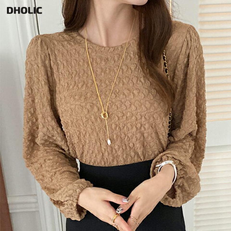 エンボスパフブラウス・t01027 レディース 【bl】ブラウス トップス 長袖 エンボス 単色 パフ袖 パフスリーブ リンクル クロップド丈 ラウンドネック 秋 冬 カジュアル ユニーク フェミニン 茶色 韓国ファッション ハイホリHIHOLLI