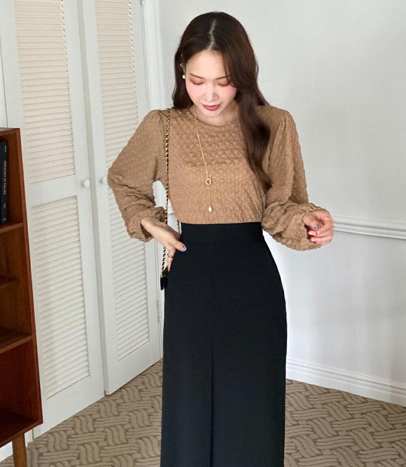 エンボスパフブラウス・t01027 レディース 【bl】ブラウス トップス 長袖 エンボス 単色 パフ袖 パフスリーブ リンクル クロップド丈 ラウンドネック 秋 冬 カジュアル ユニーク フェミニン 茶色 韓国ファッション ハイホリHIHOLLI