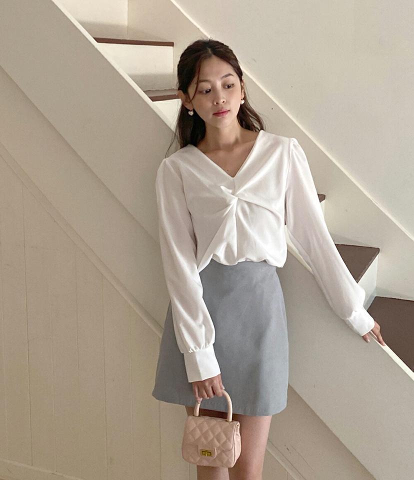 ツイストVネックパフブラウス・t01153 レディース 【bl】トップス ブラウス 長袖 Vネック ツイスト パフスリーブ カーキ Vネック デコルテ 大人 きれいめ 単色 無地 ギャザー シンプル オフィスカジュアル 春 秋 韓国ファッション 人気