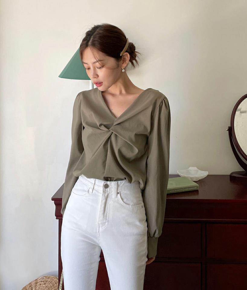 ツイストVネックパフブラウス・t01153 レディース 【bl】トップス ブラウス 長袖 Vネック ツイスト パフスリーブ カーキ Vネック デコルテ 大人 きれいめ 単色 無地 ギャザー シンプル オフィスカジュアル 春 秋 韓国ファッション 人気