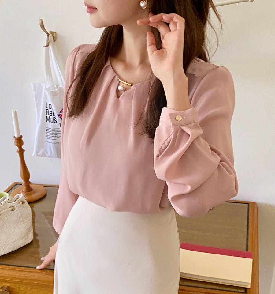 【マラソン特価】フェイクパールネックブラウス・t01155 レディース 【bl】トップス ブラウス 長袖 パール フェミニン きれいめ 大人 上品 オフィスカジュアル 通勤 単色 無地 ピンク とろみブラウス パフスリーブ オケージョン かわいい 春 秋 韓国ファッション 人気 セール