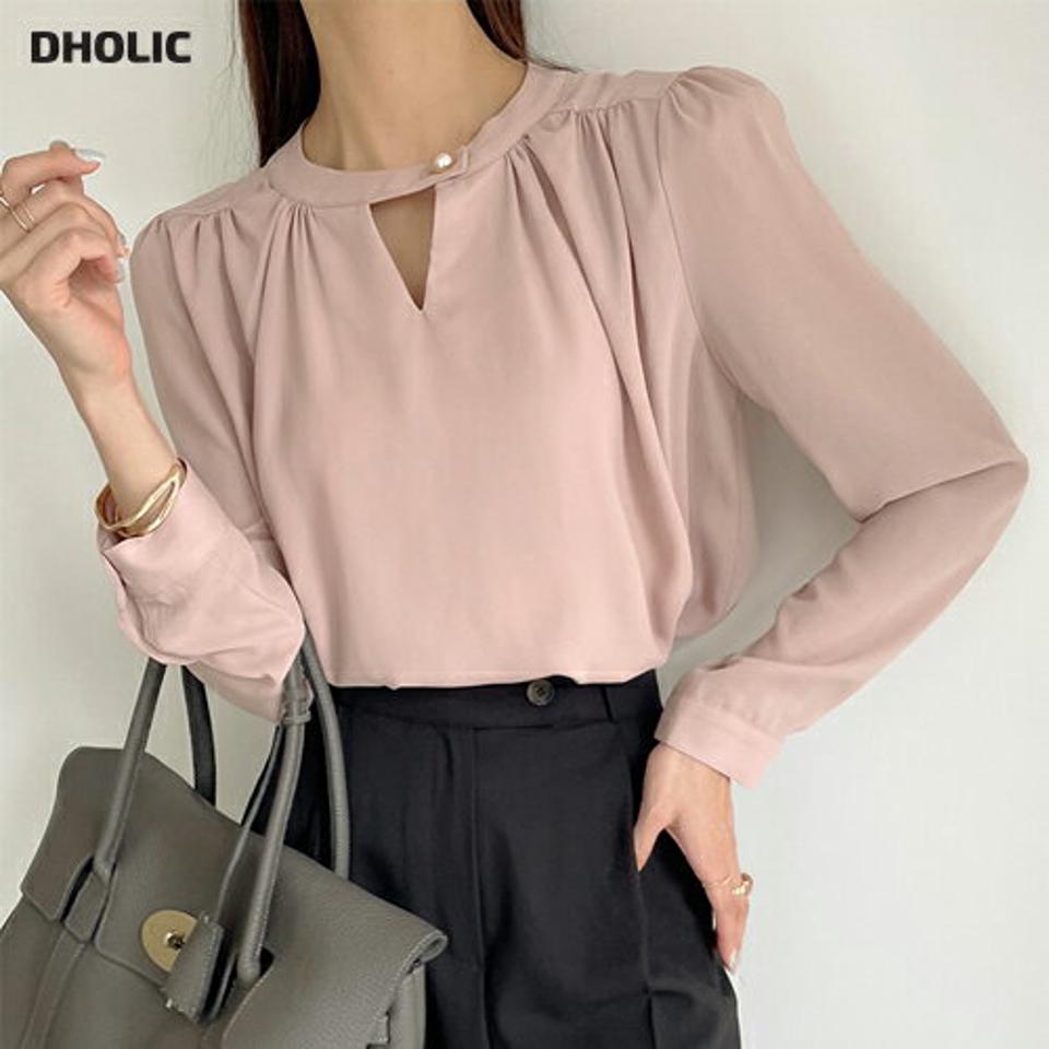 フェイクパールスリットネックブラウス・b72603 レディース 【bl】ブラウス トップス 長袖 単色 無地 シンプル ベーシック オフィス パステル パール調 フェイクパール 秋 冬 オケージョン フェミニン ピンク 韓国ファッション ハイホリHIHOLLI