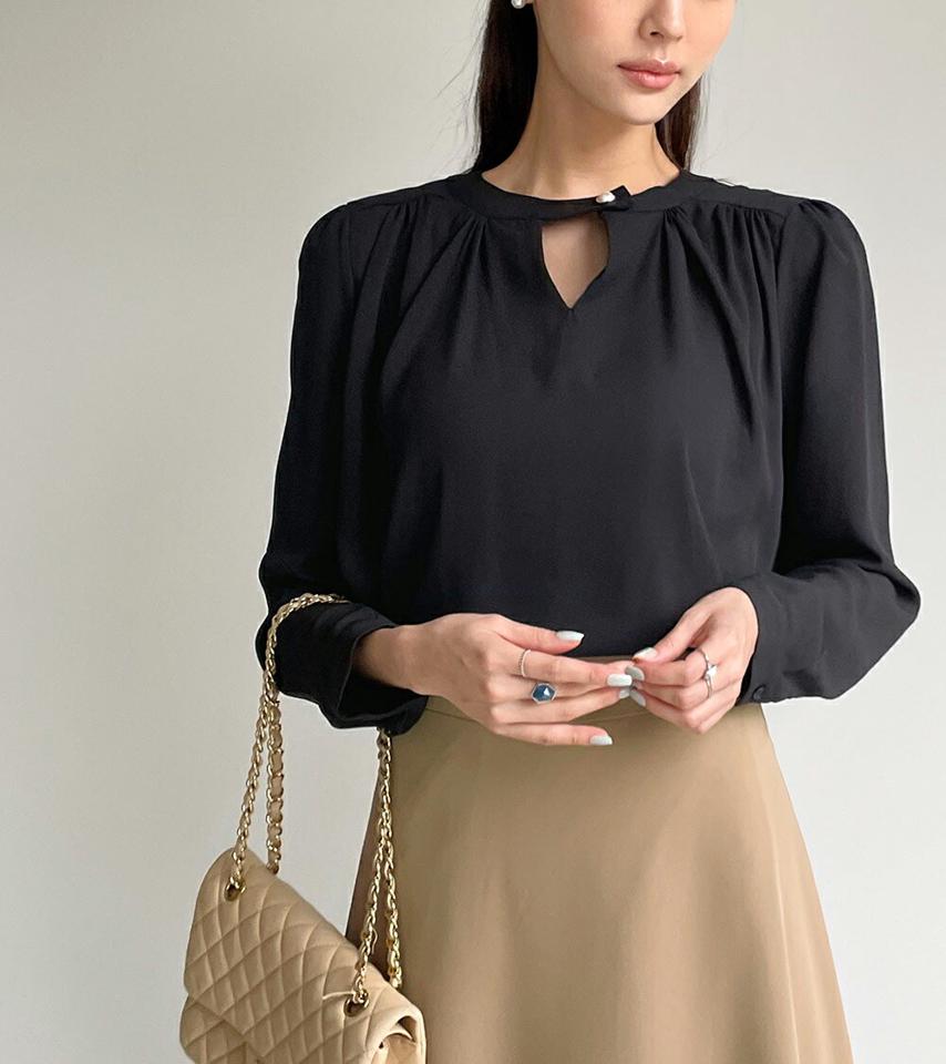 フェイクパールスリットネックブラウス・b72603 レディース 【bl】ブラウス トップス 長袖 単色 無地 シンプル ベーシック オフィス パステル パール調 フェイクパール 秋 冬 オケージョン フェミニン ピンク 韓国ファッション ハイホリHIHOLLI