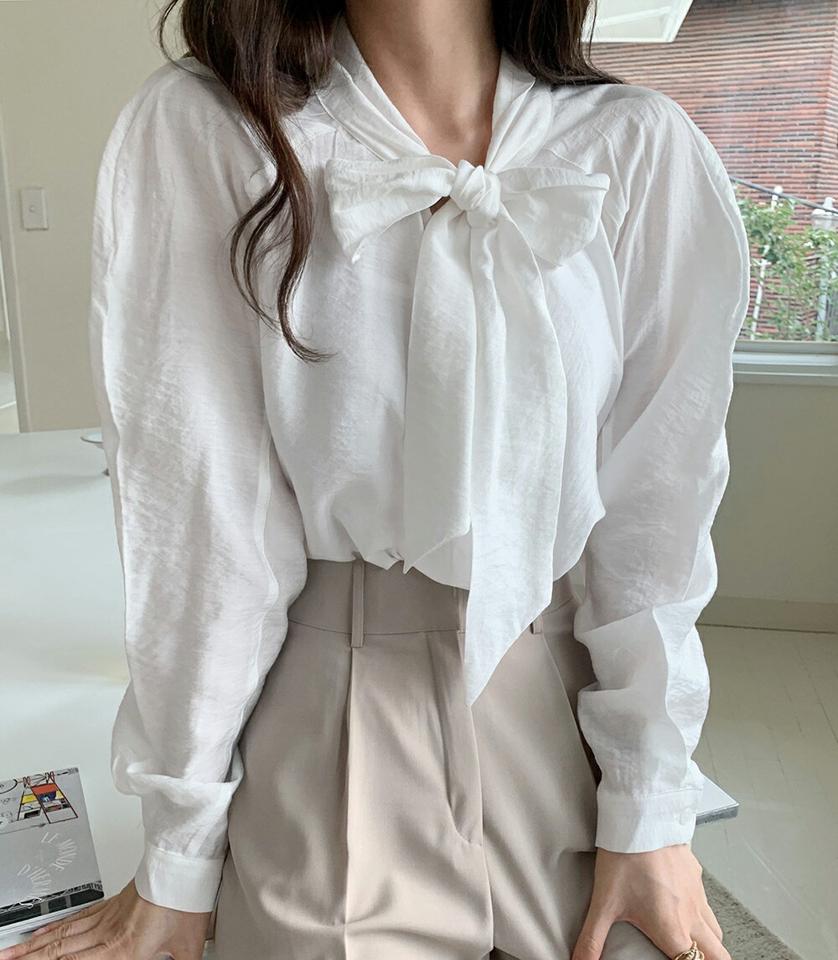 リボンパフスリーブブラウス・t47707 レディース 【bl】ブラウス トップス 長袖 単色 無地 ユニーク りぼん スリットネック ラグラン パフスリーブ カフス 秋 冬 フェミニン 上品 きれいめ オフィス 紺 ボリュームスリーブ デコラティブ 韓国ファッション ハイホリHIHOLLI