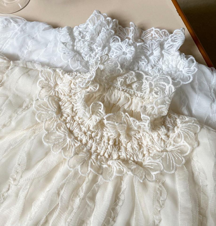 シャーリングレースブラウス・b47708 レディース 【bl】ブラウス トップス 長袖 模様 単色 ユニーク シャーリング レース リンクル モックネック フリル 秋 冬 フェミニン 上品 きれいめ フレンチ キュート 白 デコラティブ ワンホン 韓国ファッション ハイホリHIHOLLI