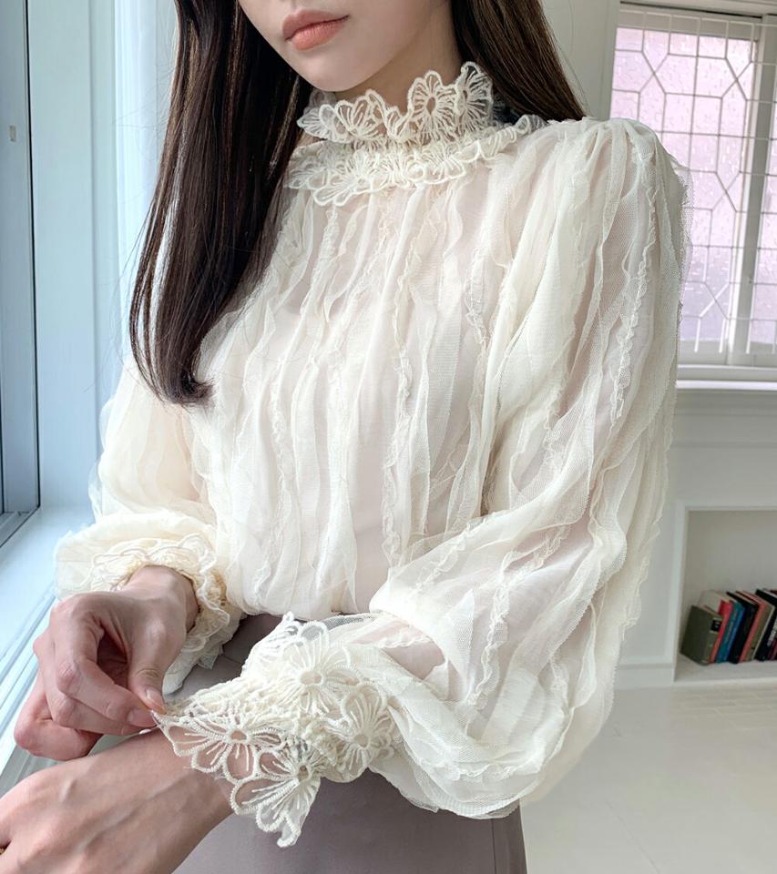 シャーリングレースブラウス・b47708 レディース 【bl】ブラウス トップス 長袖 模様 単色 ユニーク シャーリング レース リンクル モックネック フリル 秋 冬 フェミニン 上品 きれいめ フレンチ キュート 白 デコラティブ ワンホン 韓国ファッション ハイホリHIHOLLI