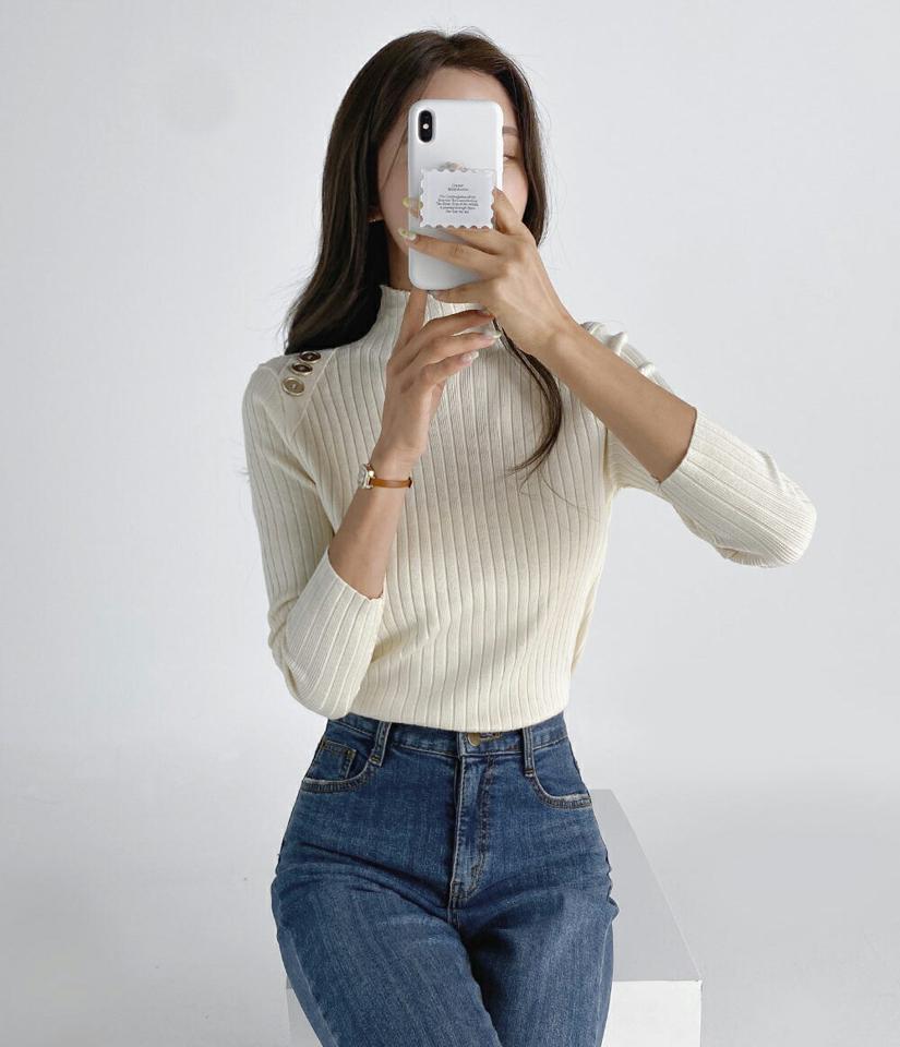 ショルダーボタンハイネックニット・t03239 レディース 【tops】トップス ニット 年上 長袖 ゴールドボタン リブ ハイネック 大人 きれいめ 単色 無地 シンプル スリム タイト 春 秋 韓国ファッション