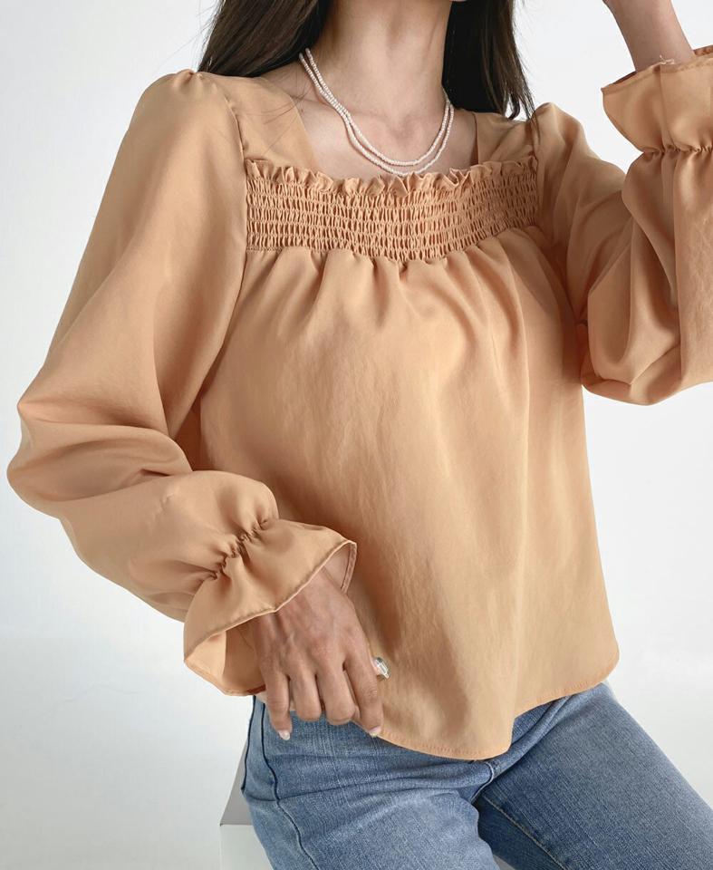 シャーリングフリルブラウス・t03249 レディース 【bl】トップス ブラウス 長袖 シャーリング フリル 袖コン フェミニン 単色 シンプル かわいい 可愛い スクエアネック クロップド丈 デコルテ 春 秋 韓国ファッション