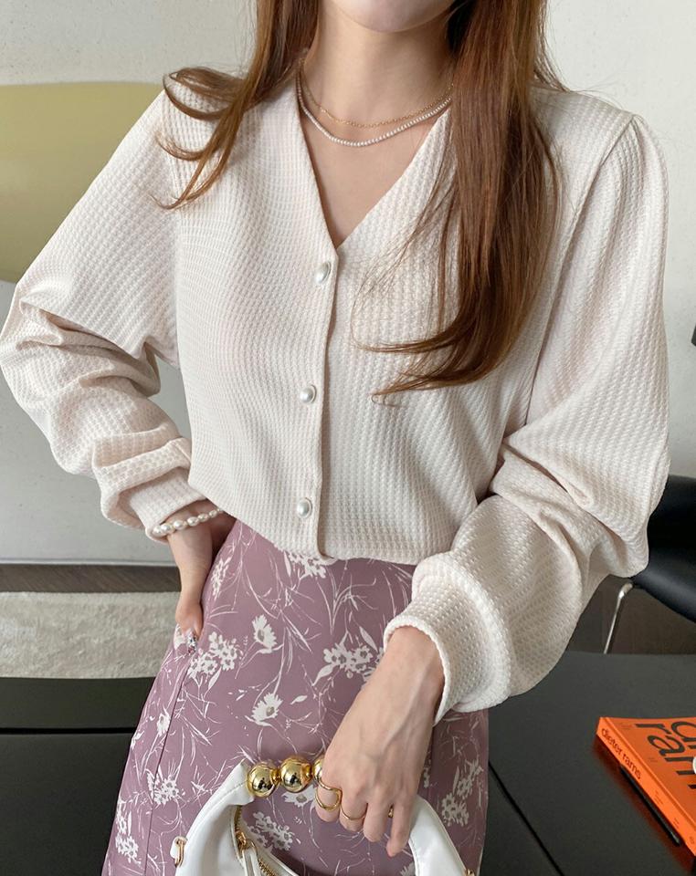 【クリアランスセール】フェイクパールワッフルブラウス・b01052 レディース 【bl】ブラウス トップス 長袖 ボタン ぼたん 単色 ワッフル オフィスカジュアル Vネック 鎖骨 デコルテ フェイクパール パール調 秋 冬 フェミニン 白 韓国ファッション ハイホリHIHOLLI