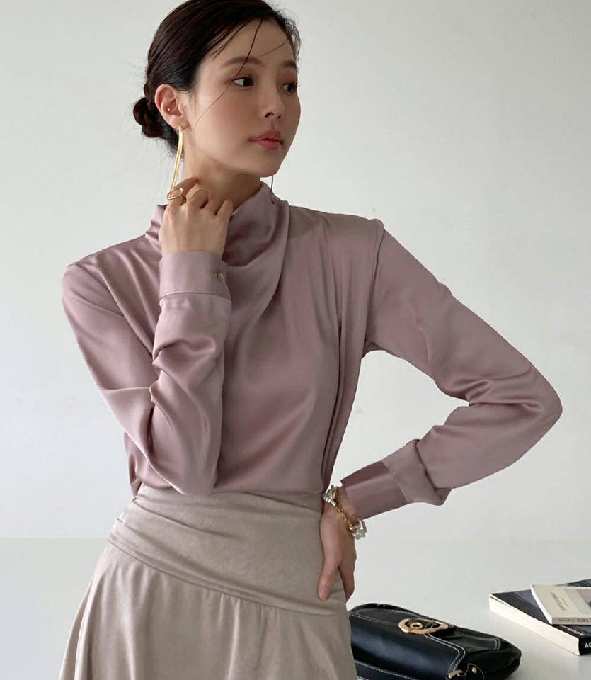 サテンハーフネックブラウス・b72918 レディース 【bl】ブラウス トップス 長袖 サテン ハーフネック 無地 ベーシック パステル シルキー 光沢 タック 秋 冬 フェミニン オケージョン 上品 ピンク 韓国ファッション ハイホリHIHOLLI クリスマス