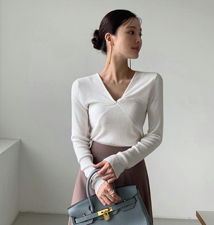 ウール混ツイストVネックニット・t72922 レディース 【tops】ニット 長袖 単色 無地 シンプル ベーシック ツイスト Vネック 鎖骨 デコルテ ウール混 タイト 細身 スリム リブ 秋 冬 フェミニン 大人 白 ホワイト トップス 年上 韓国ファッション ハイホリHIHOLLI
