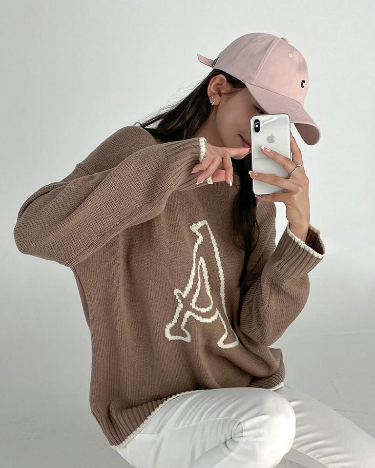 Aロゴ配色ニット・t01194 レディース 【tops】トップス ニット 長袖 ラウンドネック イニシャル 英語 ロゴ アルファベット シンプル カジュアル ルーズ ドロップショルダー 茶色 ブラウン 春 秋 柄ニット 韓国ファッション 人気