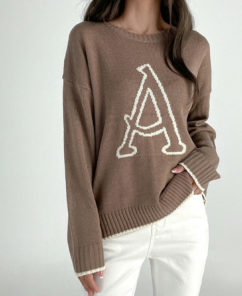 Aロゴ配色ニット・t01194 レディース 【tops】トップス ニット 長袖 ラウンドネック イニシャル 英語 ロゴ アルファベット シンプル カジュアル ルーズ ドロップショルダー 茶色 ブラウン 春 秋 柄ニット 韓国ファッション 人気