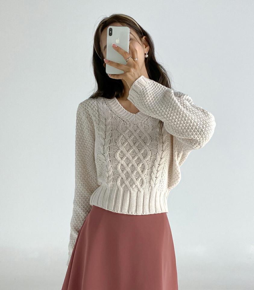 Vネッククロップドケーブルニット・t01241 レディース 【tops】トップス ニット 長袖 Vネック ケーブル編み ケーブルニット 単色 無地 シンプル カジュアル クロップド丈 春 秋 人気 韓国ファッション