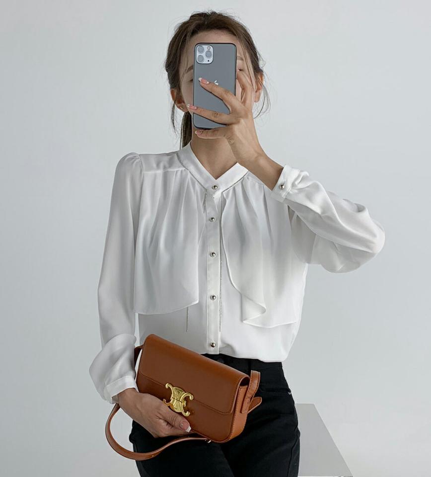 【マラソン特価】チェーンラッフルブラウス・t01713 レディース 【bl】トップス ブラウス 長袖 ラッフル フリル フェミニン 大人 きれいめ 上品 バンドカラー チェーン パフスリーブ 白 ホワイト デコラティブ 春 秋 韓国ファッション 人気 セール