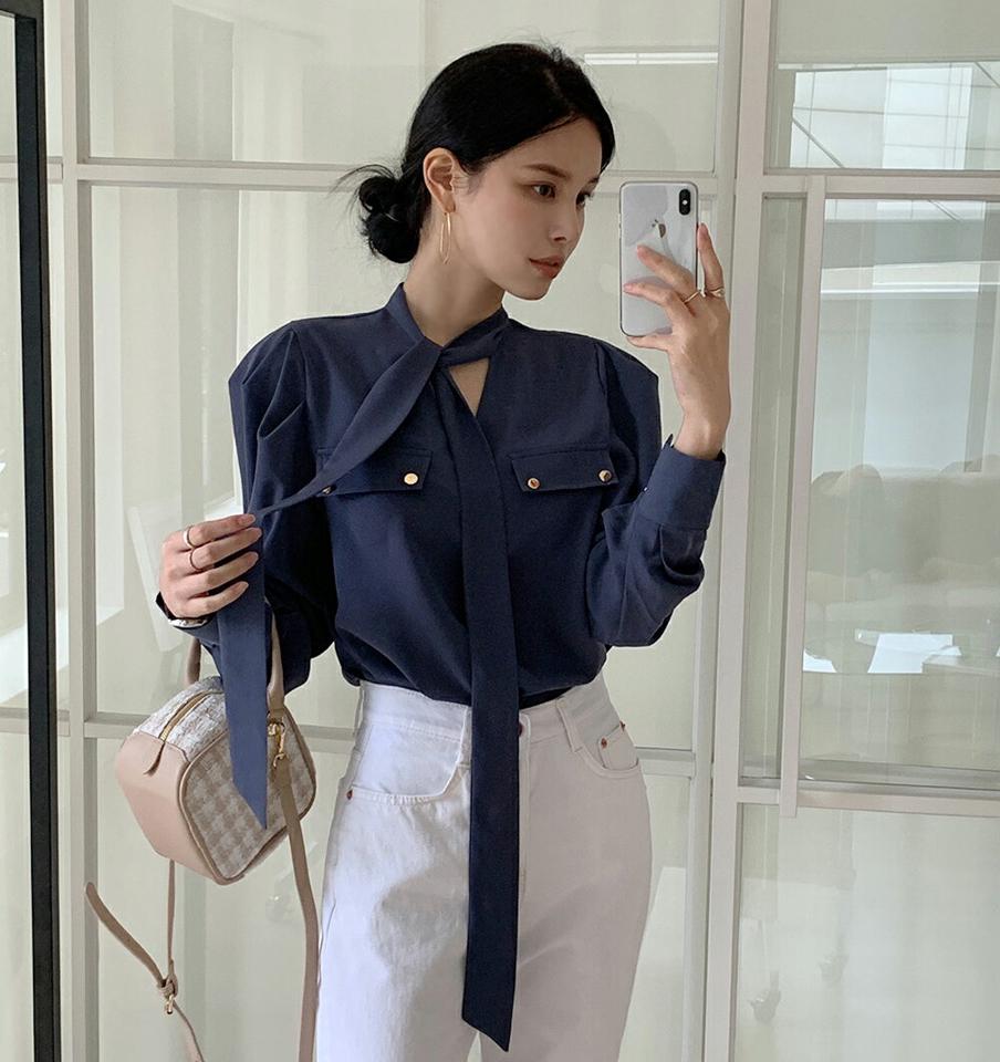 リボンパフスリーブブラウス・b47738 レディース 【bl】ブラウス トップス 長袖 単色 無地 シンプル ベーシック パフスリーブ オフィス 秋 冬 ボウタイ 白 ホワイト デコラティブ オケージョン ワンホン クリスマス 韓国ファッション ハイホリHIHOLLI