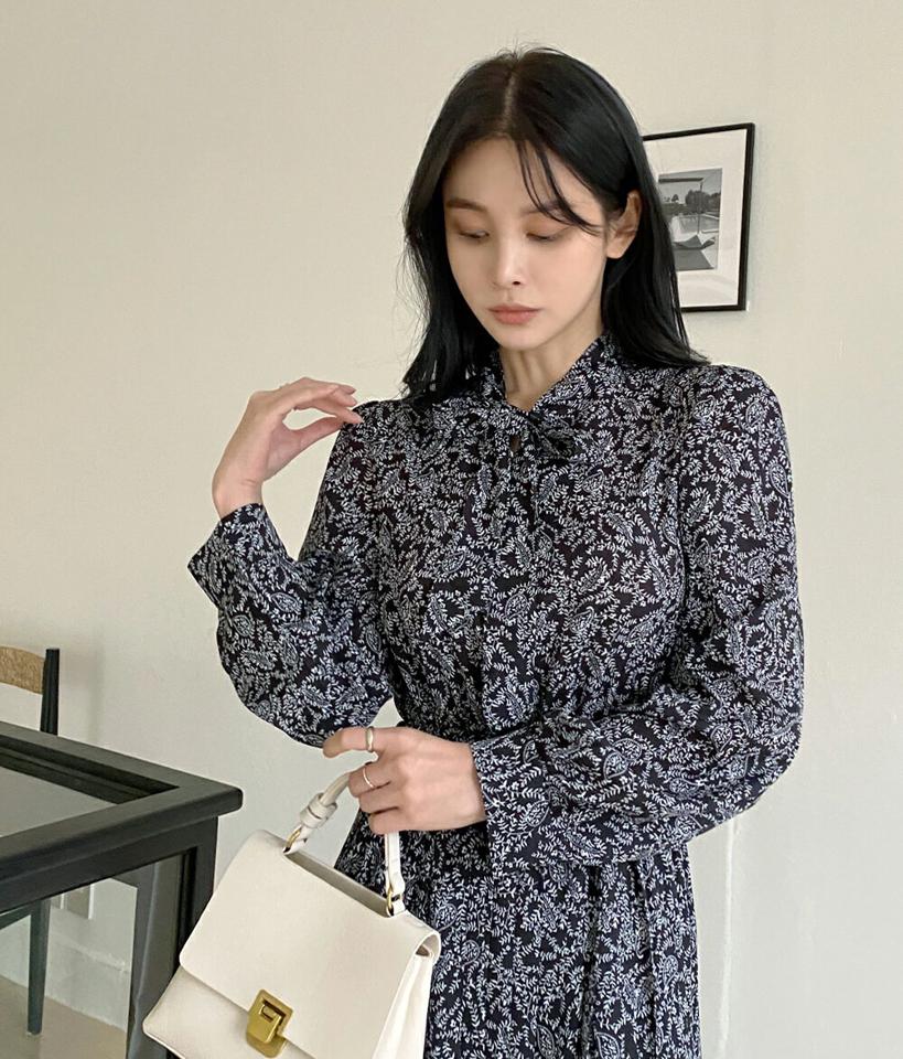 2WAYリボンペイズリーワンピース・b47740 レディース 【ops】ワンピース ロング丈 長袖 柄 模様 前後着用 ペイズリー プリーツ 揺れ感 Aライン ウエストゴム ハーフネック 配色 フレア バイカラー 秋 冬 フェミニン 水色 韓国ファッション ハイホリHIHOLLI 人気
