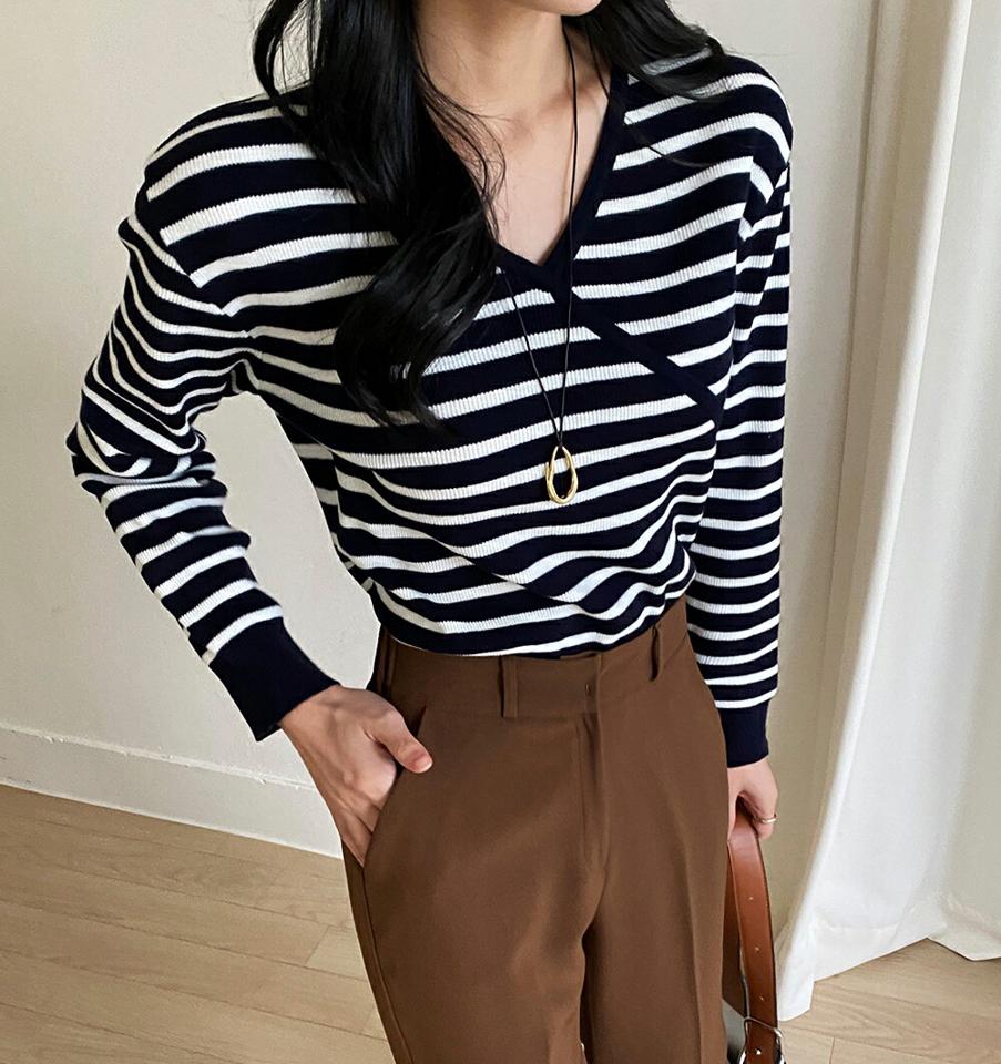 ボーダーカシュクールニット・t47733 レディース 【tops】ニット 長袖 カシュクール 柄 模様 ボーダー Vネック 鎖骨 デコルテ クロップド丈 秋 冬 モノトーン 黒 白 ブラック ホワイト かわいい 可愛い ショート丈 韓国ファッション ハイホリHIHOLLI