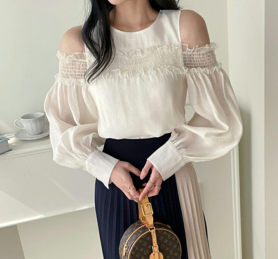 シアーオープンショルダーブラウス・t72646 レディース 【bl】ブラウス トップス 長袖 オープンショルダー 肩出し 肌見せ シアー 透け感 パフスリーブ オフショル 秋 春 フェミニン 上品 単色 ユニーク 黒 デコラティブ ワンホン 韓国ファッション ハイホリHIHOLLI