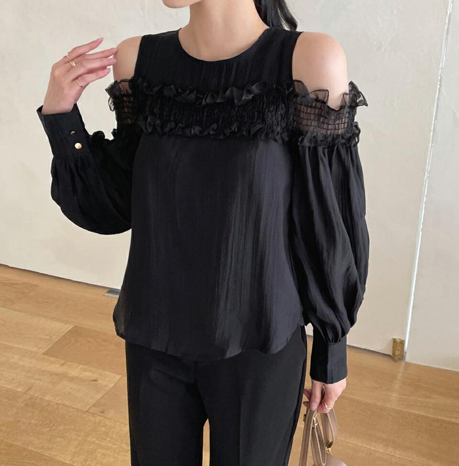 シアーオープンショルダーブラウス・t72646 レディース 【bl】ブラウス トップス 長袖 オープンショルダー 肩出し 肌見せ シアー 透け感 パフスリーブ オフショル 秋 春 フェミニン 上品 単色 ユニーク 黒 デコラティブ ワンホン 韓国ファッション ハイホリHIHOLLI