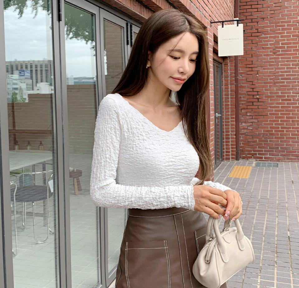 リンクルVネックTシャツ・t01224 レディース 【tops】トップス Tシャツ 長袖 Vネック リンクル デコルテ ぽこぽこ 単色 シンプル 大人 スリム ユニーク 個性的 くすみ クロップド丈 春 秋 韓国ファッション