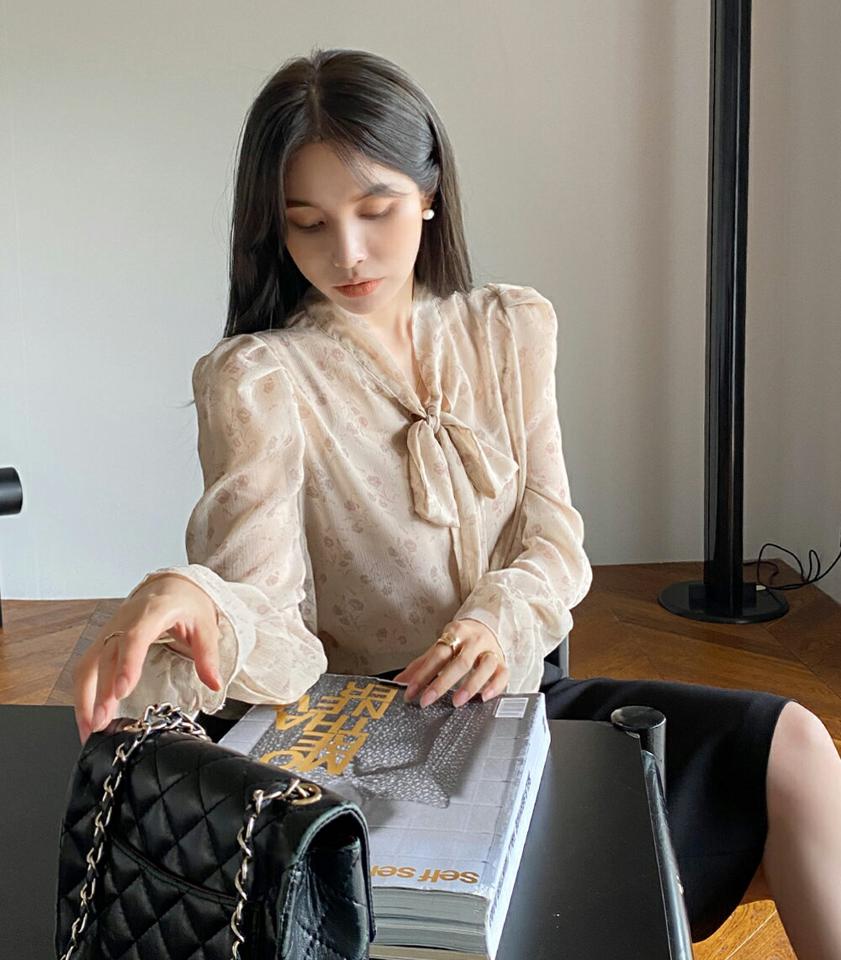 リボン花柄パフブラウス・t01075 レディース 【bl】トップス ブラウス 長袖 ボウタイ りぼん 襟コン かわいい 可愛い フェミニン 大人 花柄 キャンディスリーブ 袖コン オフィス お呼ばれ 年上 Vネック 春 秋 韓国ファッション ハイホリHIHOLLI