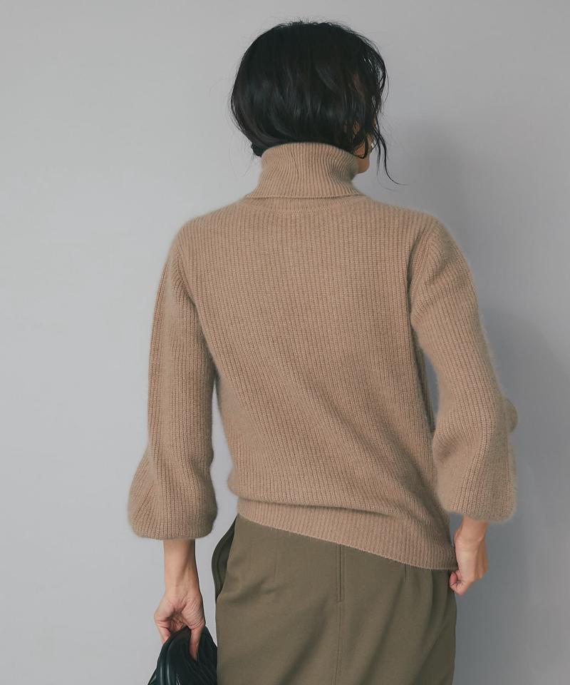 【つい触れたくなるようなふわふわ感】ヘアリーヤーンクロップドタートルニット