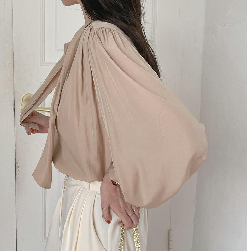 パフスリーブリボンブラウス・t00034 レディース 【bl】トップス ブラウス 長袖 りぼん ボウタイ パフスリーブ 上品 きれいめ 大人 ツヤ 年上 フェミニン 会社 オフィス かわいい ベージュ 襟コン ギャザー タック 春 秋 韓国ファッション