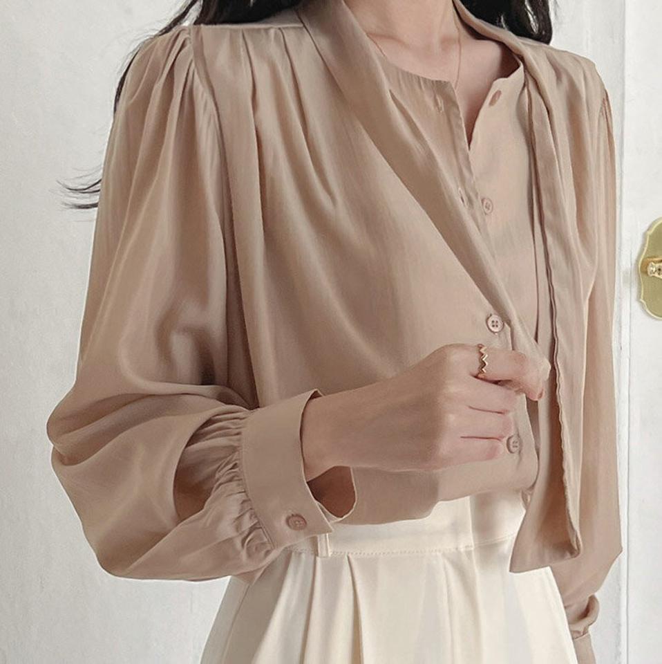 パフスリーブリボンブラウス・t00034 レディース 【bl】トップス ブラウス 長袖 りぼん ボウタイ パフスリーブ 上品 きれいめ 大人 ツヤ 年上 フェミニン 会社 オフィス かわいい ベージュ 襟コン ギャザー タック 春 秋 韓国ファッション