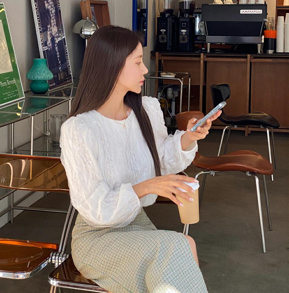 レースフリルパフブラウス・t00086 レディース 【bl】トップス ブラウス 長袖 パフスリーブ 袖コン フリル 総レース ラウンドネック フェミニン 大人 きれいめ オフィス オケージョン メッシュ テクスチャ ユニーク 春 秋 韓国ファッション