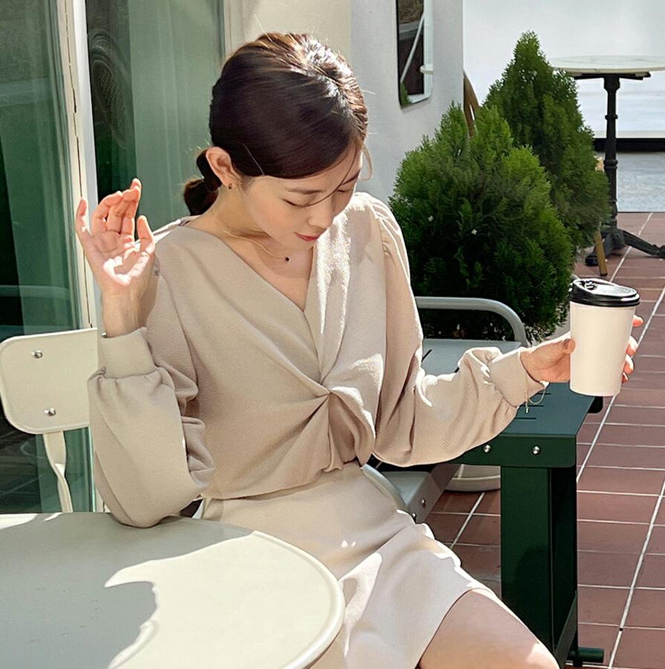 ツイストVネックリンクルブラウス・t00017 レディース 【bl】トップス ブラウス 長袖 Vネック リンクル ツイスト 単色 無地 シンプル 大人 きれいめ デコルテ オフィス パフスリーブ 秋 冬 韓国ファッション