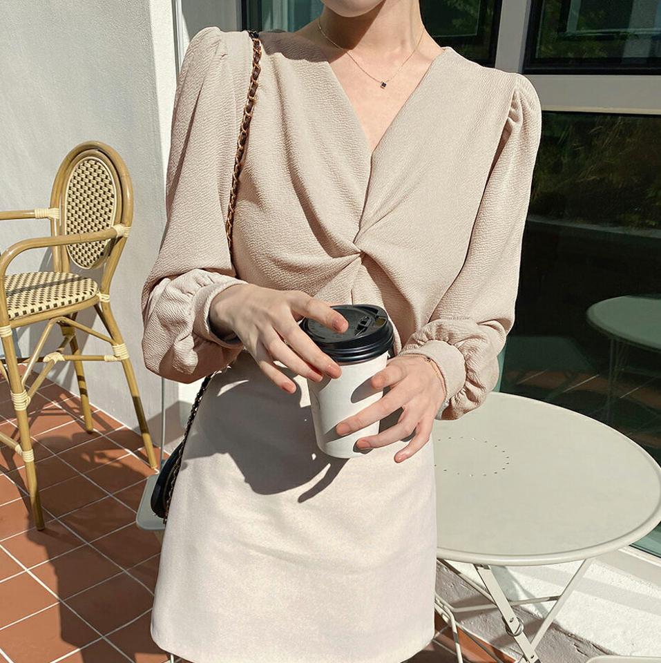 ツイストVネックリンクルブラウス・t00017 レディース 【bl】トップス ブラウス 長袖 Vネック リンクル ツイスト 単色 無地 シンプル 大人 きれいめ デコルテ オフィス パフスリーブ 秋 冬 韓国ファッション